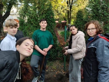 Szkolny Klub Wolontariatu w akcji - uczniowie tworzą zieloną przyszłość