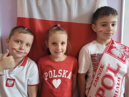 Uczniowie świetlicy szkolnej kibicują Polskim Piłkarzom.